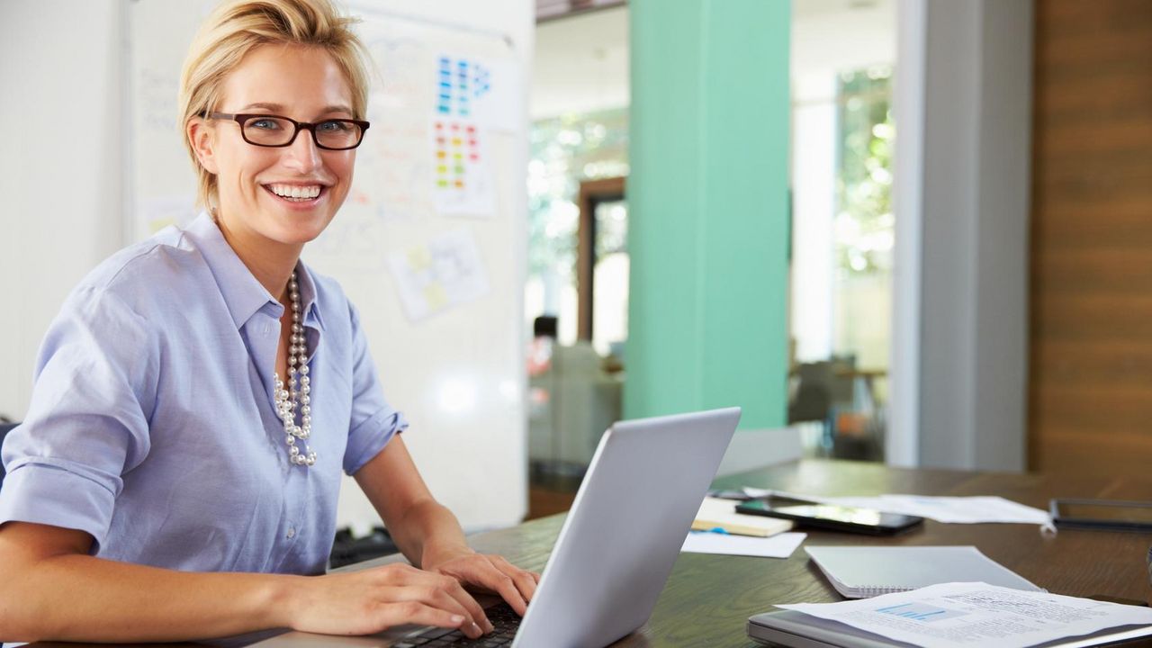 Junge Frau vor dem Laptop