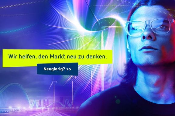 Junger Mann mit durchsichtiger Brille