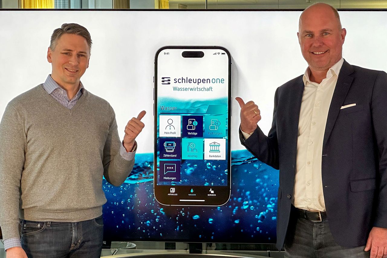 Malte Kalkoffen, Geschäftsführer der endios GmbH und Jörg Neddermann, Direktor bei der Schleupen SE präsentieren die neue SchleupenOne-App für die Wasserwirtschaft