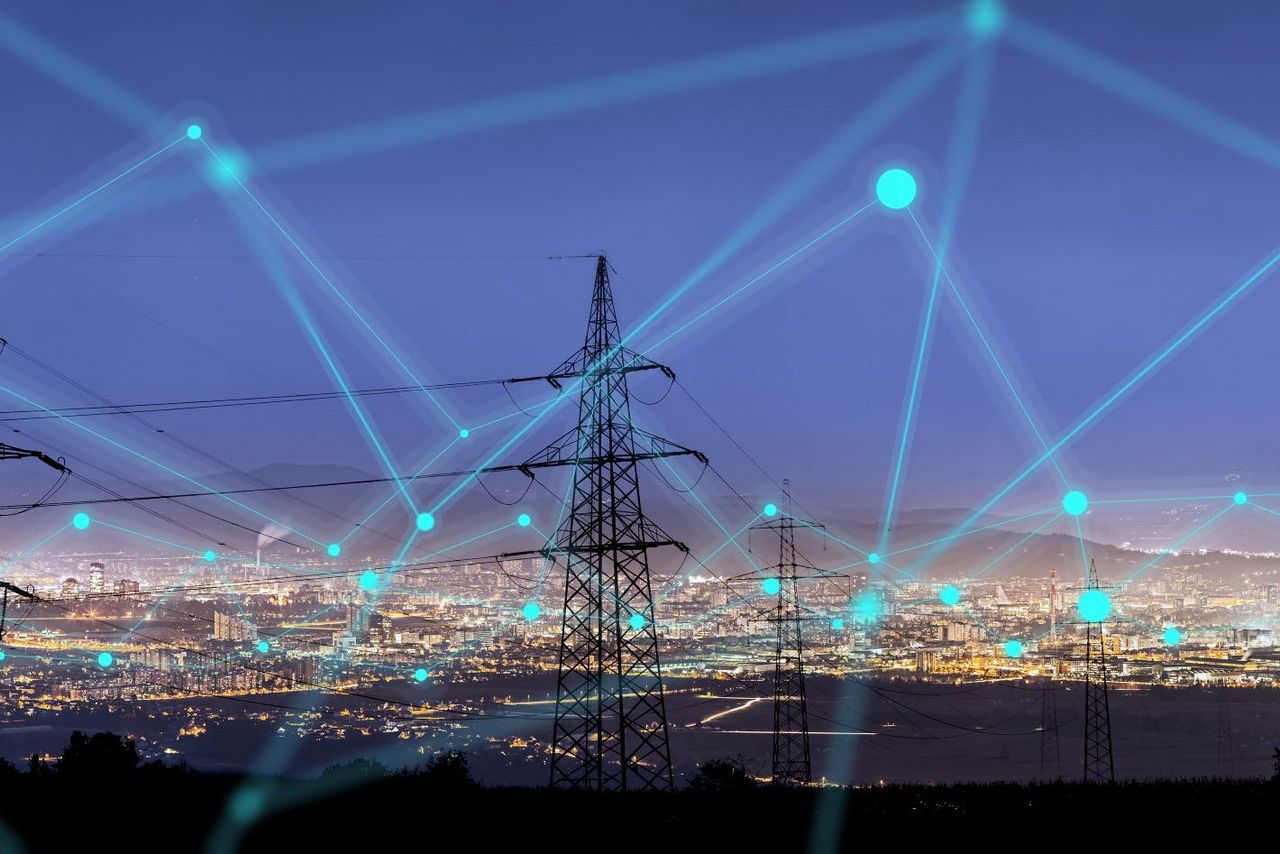 Nächtliche Stadt mit Strommasten und Datennetz
