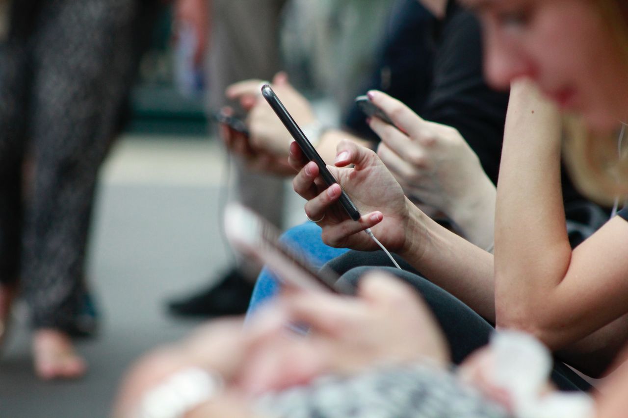 Frau schaut auf Smartphone