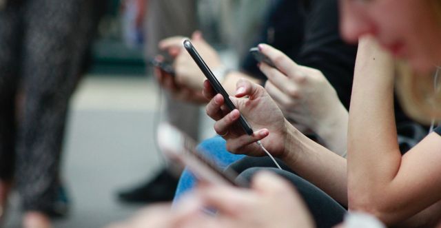 Frau schaut auf Smartphone