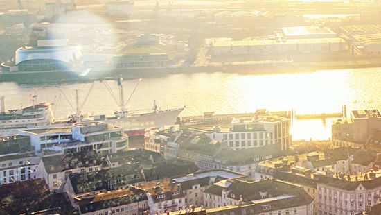 Hamburg bei Sonnenuntergang aus der Luft