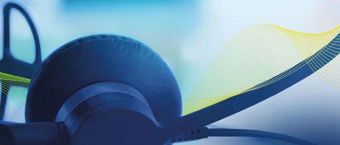 Headset im Vordergrund