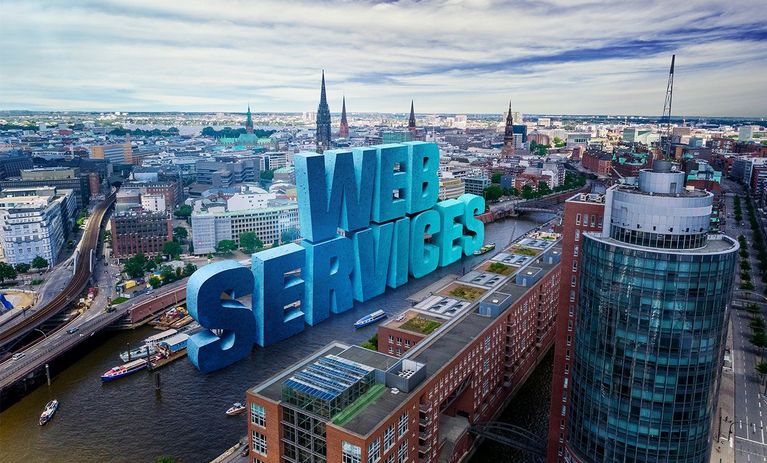 Fleet in Hamburg. Mitten im Wasser steht ein blauer Schriftzug „Web-Services“.
