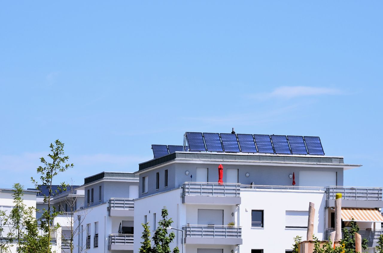 Wohnhäuser mit Photovoltaik-Anlage auf dem Dach