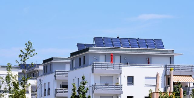 Moderne Wohnhäuser mit Photovoltaik-Anlage auf dem Dach