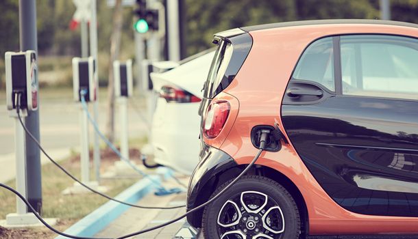 Elektroauto an öffentlicher Ladesäule