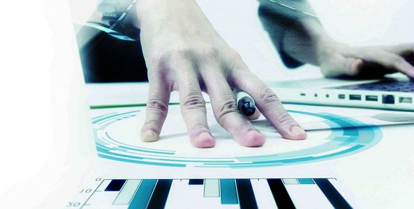 Hand deutet auf Grafiken, Notebook