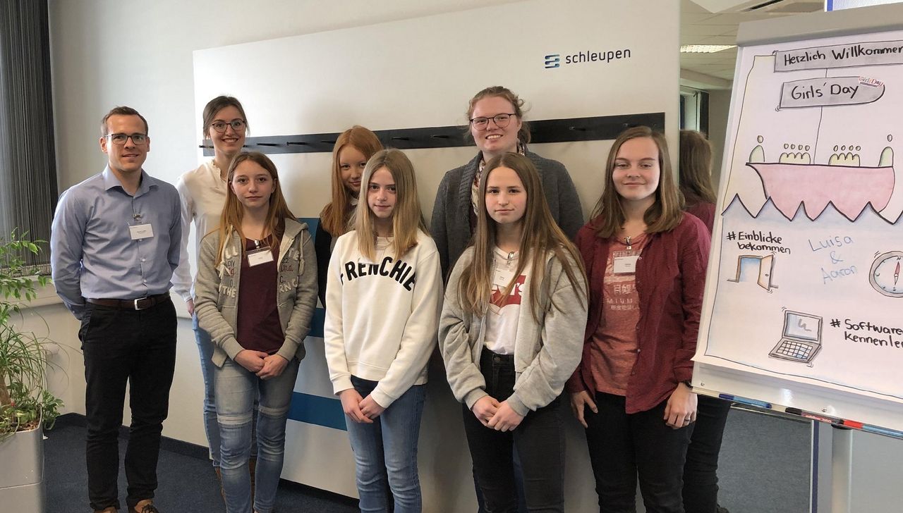 Mädchen und HR-Mitarbeiter beim Girl's Day 2019