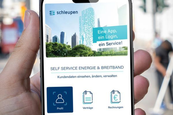 Eine Hand hält ein Smartphone mit geöffneter SchleupenOne-App