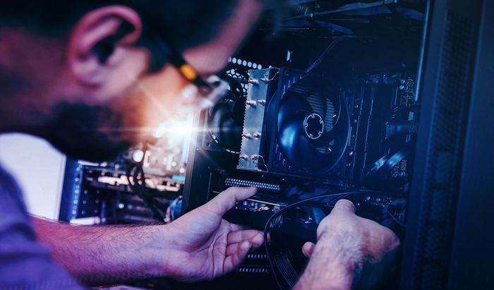 Mann am Computer reparierend