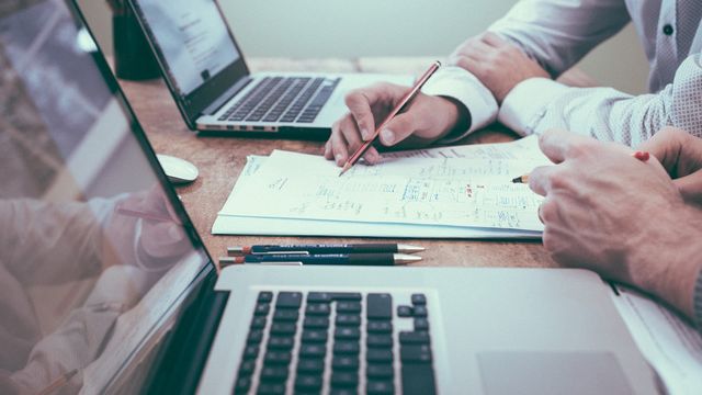 Menschen arbeiten an Notebook