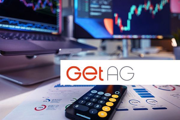 Logo der GET AG vor Schreibtisch mit Taschenrechner und Monitor weist auf Automatisierung des Bestandskunden-Pricing Strom hin 