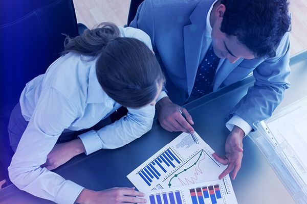 zwei Menschen sind an einer Auswertung