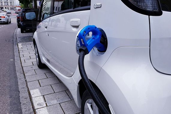 Elektroauto wird an Ladesäule geladen